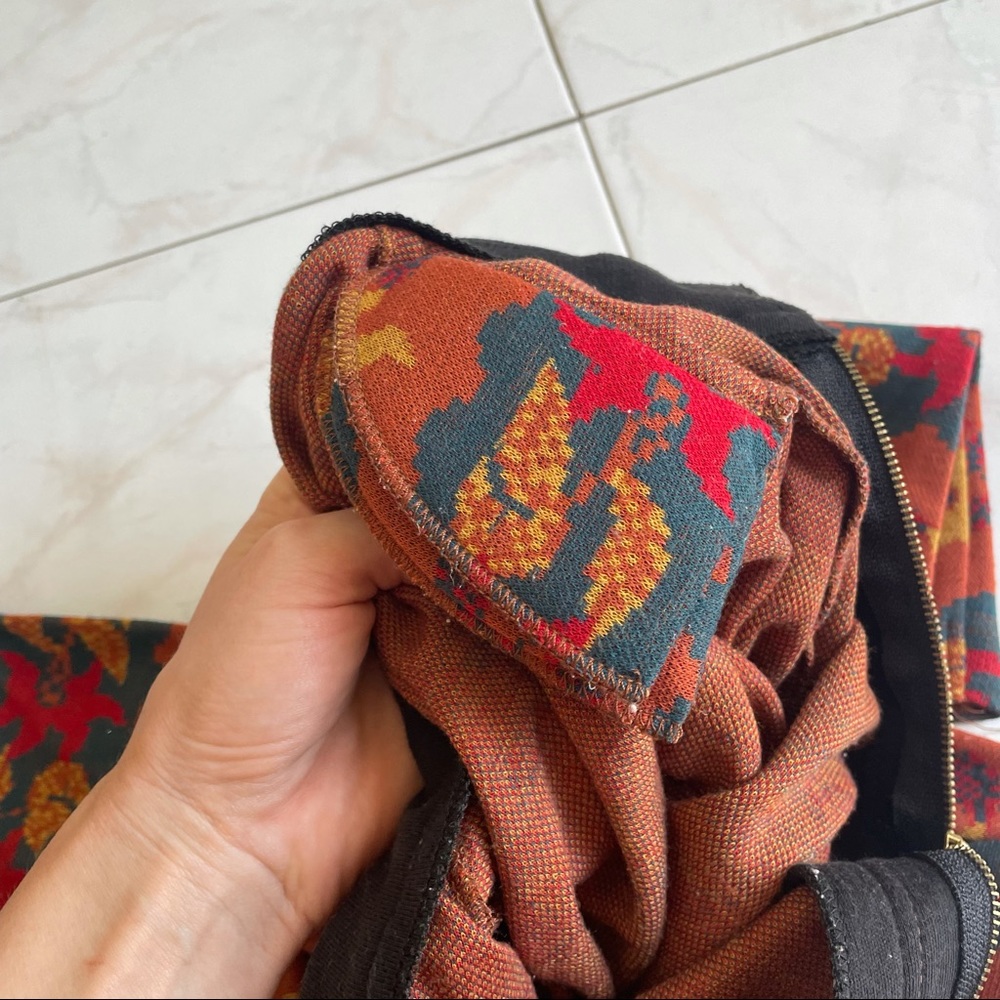 VERSACE vintage 1980’s sweater with padded shoulders and iconic pattern - Picture 9 of 12